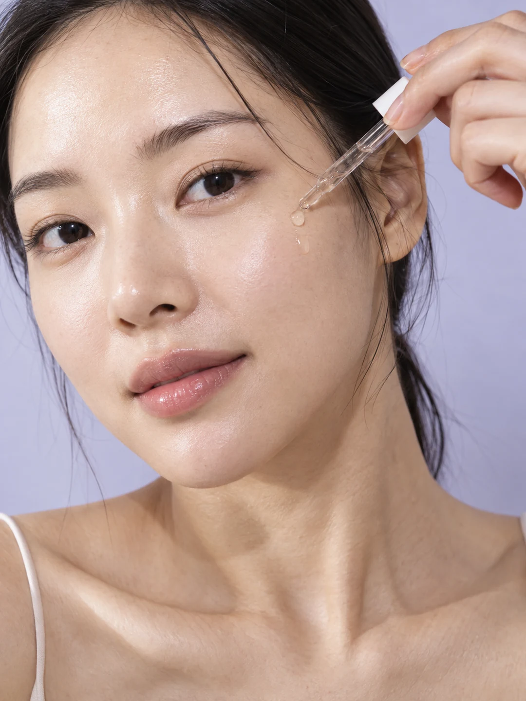 세럼을 사용하는 모습을 가까이 담은 뷰티 비주얼 콘셉트